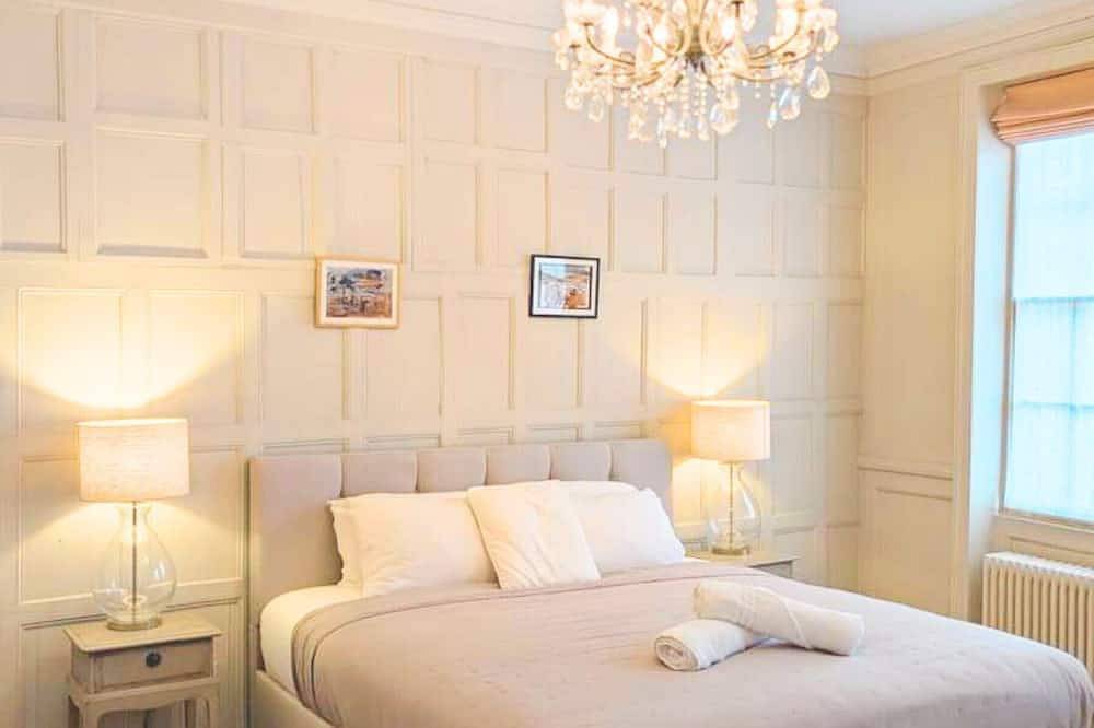 Modern, Spacious Town House Located in Central Chichester and Sleeping 10 - Dogs very welcome! in Chichester, Sussex Occidental