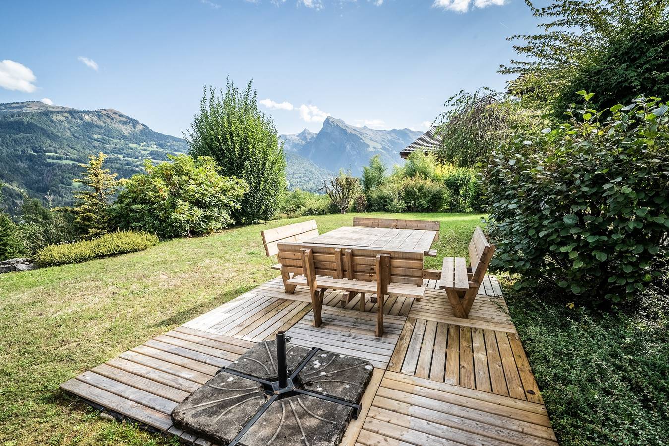 Chalet 'Familial - Le Laquis' avec vue sur la montagne, terrasse privée et Wi-Fi in Station de Morillon, Grand Massif
