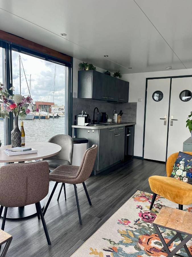 Bateau pour 4 personnes, avec vue sur le lac ainsi que vue et terrasse dans Monnickendam - 3