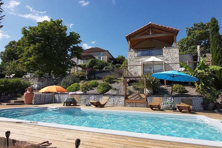 Location de vacances pour 2 personnes, avec Balcon et Jacuzzi ainsi que Jardin et Piscine à Montjoi