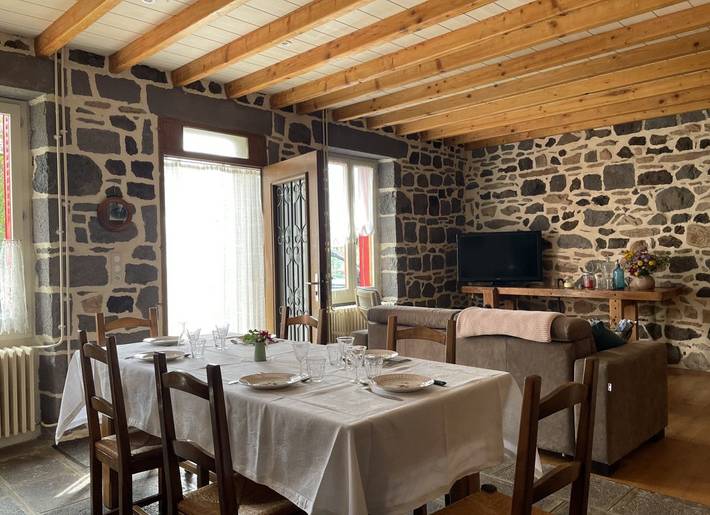 Gîte pour 6 personnes, avec terrasse et jardin dans Auvergne-Rhône-Alpes - 2
