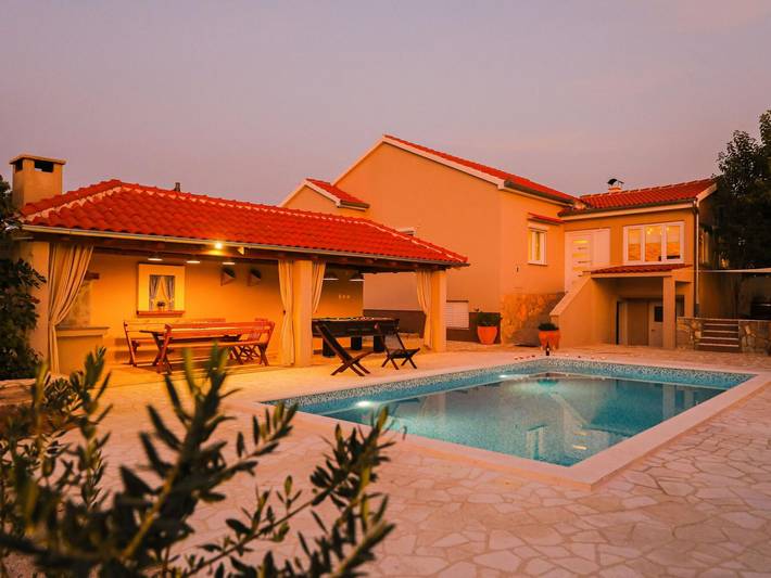 Ferienhaus für 7 Personen, mit Pool und Garten, kinderfreundlich
