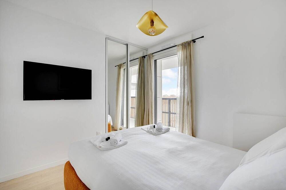 Entire apartment, Magnificent apartment- 3Br/8P-Proche de la Seine in Clichy, Hauts-de-Seine