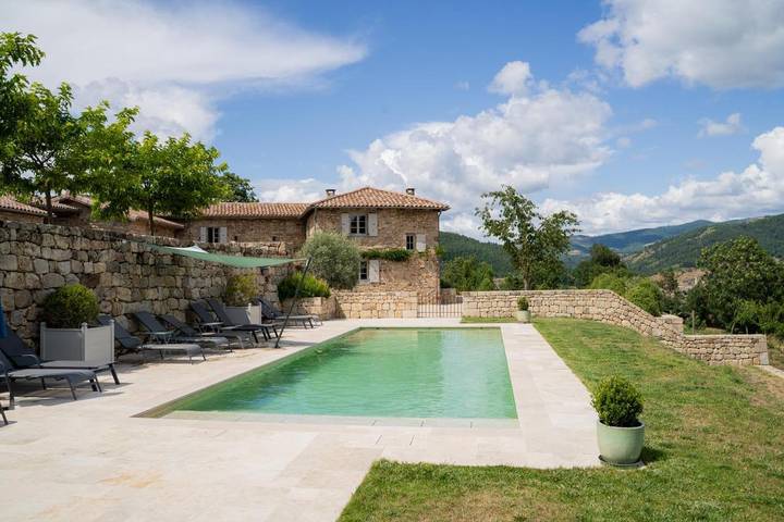 Location de vacances pour 15 personnes, avec piscine ainsi que jardin et vue, animaux acceptés à Désaignes
