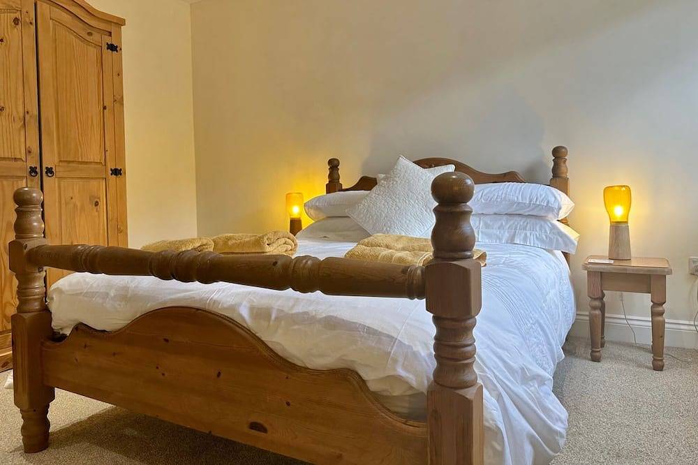 Beautiful Tranquil Barn in 14 acres of perfect peace within New Forest district in Sandleheath, Hampshire