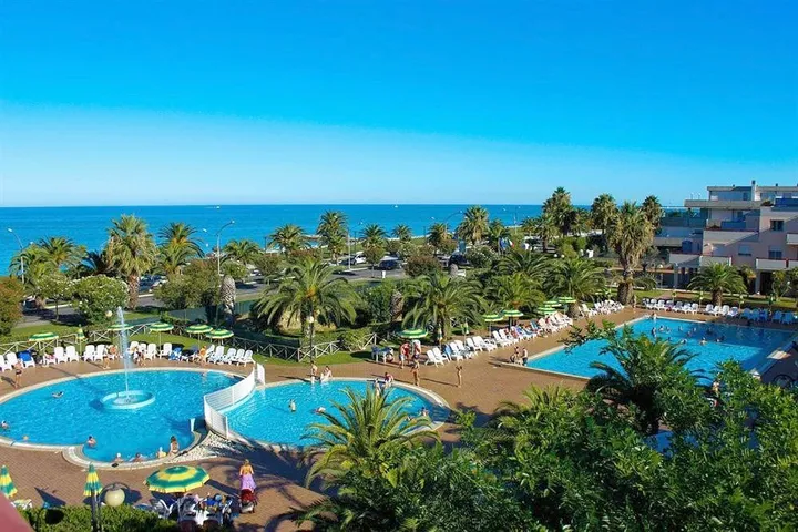 Aparthotel para 4 personas, con jardín además de piscina y vistas - 1