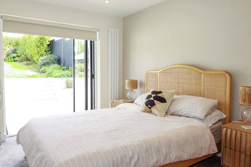Sea Blue, pet friendly, country holiday cottage in Holywell Bay in Holywell Bay, Cornwall