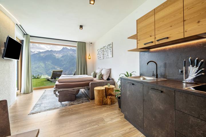 Appartement entier, Appartement de vacances 'Paflur Lodges Lärchenduft' avec vue sur les montagnes, jardin et Wi-Fi in Tanas, Laas (Italie)