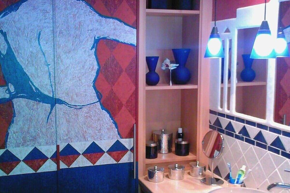 Duplex lake view villa near Castellane and Gorges Du Verdon, private paddle boat in Saint-Julien-du-Verdon, Verdon Regional Natural Park