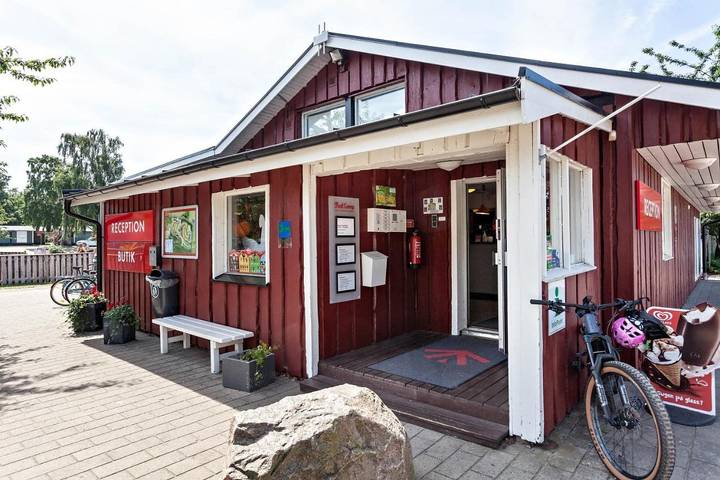 Camping für 4 Personen, mit Terrasse und Kinderpool sowie Pool in Westküste (Schweden)
