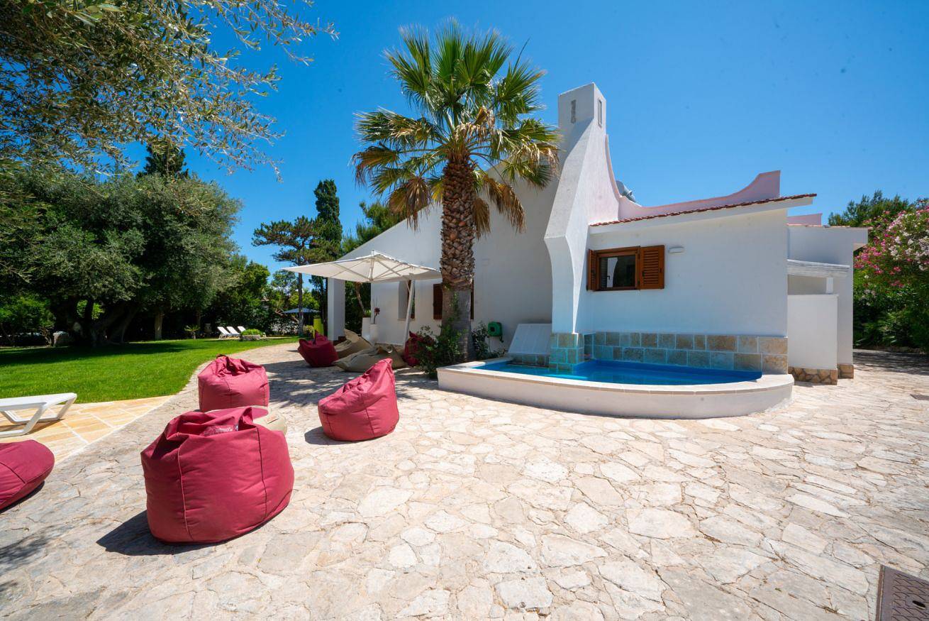 Villa Giglio al Mare con Giardino by Rentbeat in Rosa Marina, Salento