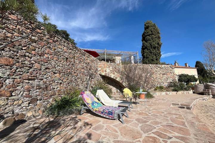 Maison historique les pieds dans la Méditerranée! in Agay, Saint-Raphaël (Var)