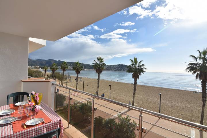 Entire apartment, Charming apartment for rent in Roses, Costa Brava! 2 bedrooms, sleeps 4, sea views. Book now! in Platja de Sant Margarida (Roses), Roses