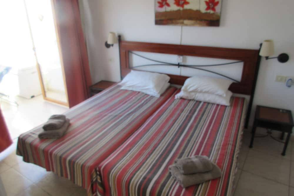 Entire apartment, 2 Bedroom Sea view apartment with pool, Los Geranios, San Eugenio, Tenerife in Playa Puerto Colón, Adeje