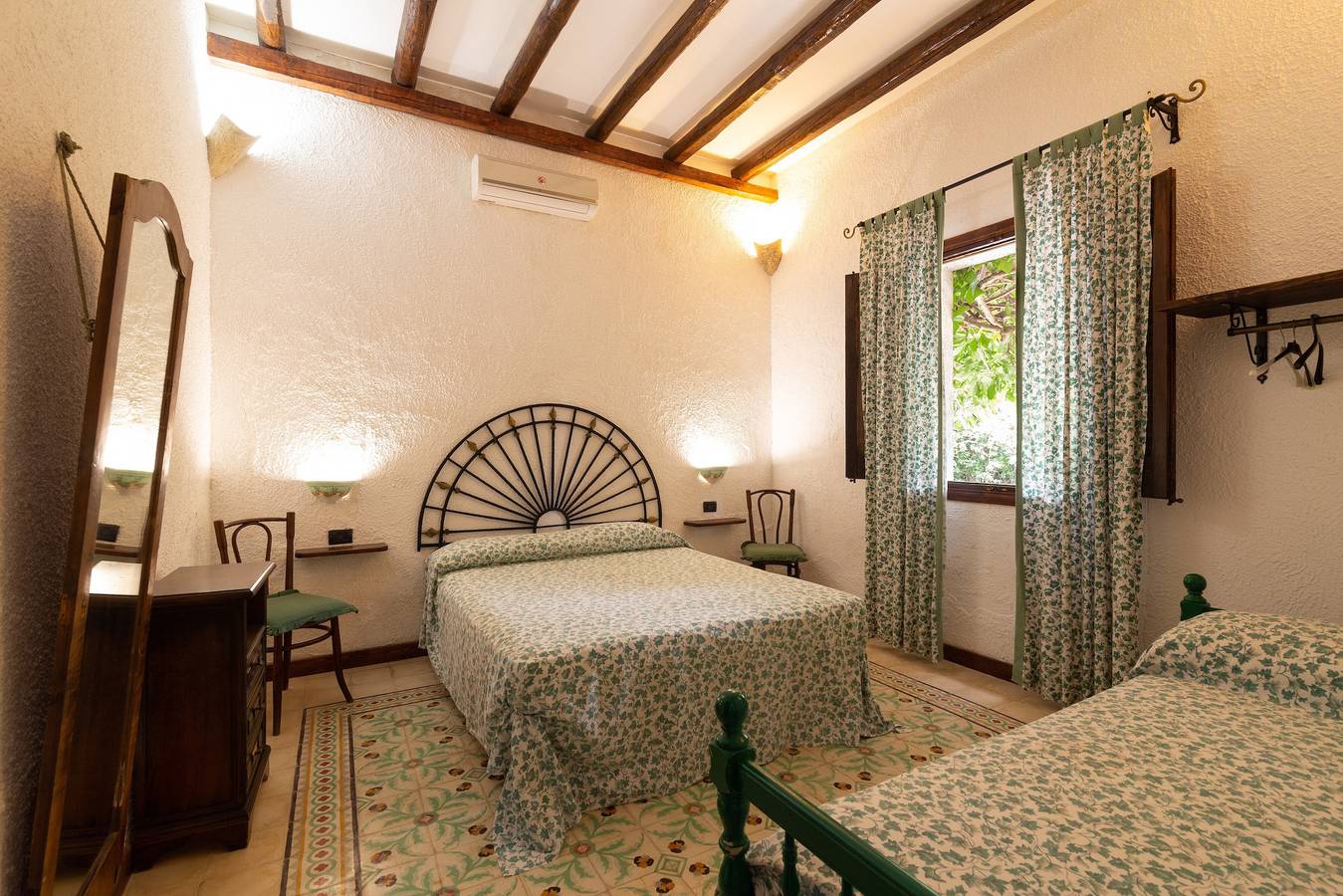 Appartement entier, Appartement 'Tenuta Donna Vittoria Edera' avec vue sur la montagne, Wi-Fi et climatisation in Trapani, Province de Trapani