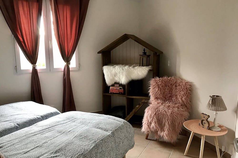 2-bedroom air-conditioned house with Jacuzzi, 5-minute walk from the beach. in Salavas, Ardèche