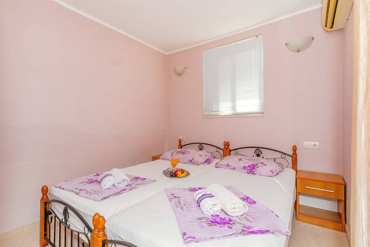 Apartamento entero, Apartamento de vacaciones para 2 personas con balcón/terraza in Donji Štoj, Municipio de Ulcinj