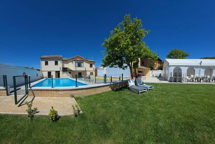 Apartamento de vacaciones para 6 personas, con jardín además de piscina y vistas - 1