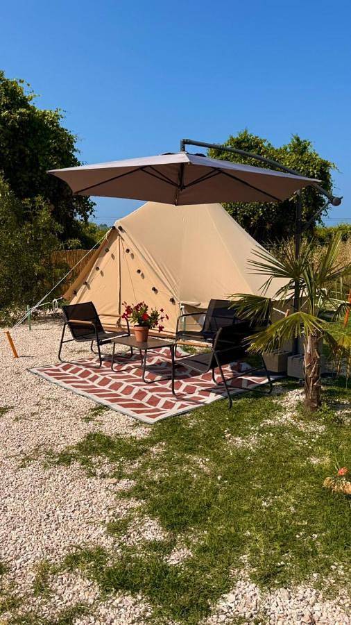 Camping per 6 persone, con piscina e giardino nonché panorama, con animali domestici in Abruzzo