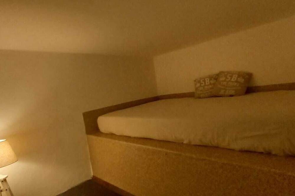 Geheel appartement, Studio apartment a few km from Salò near Lake Garda in Roè Volciano, Garda Bergen