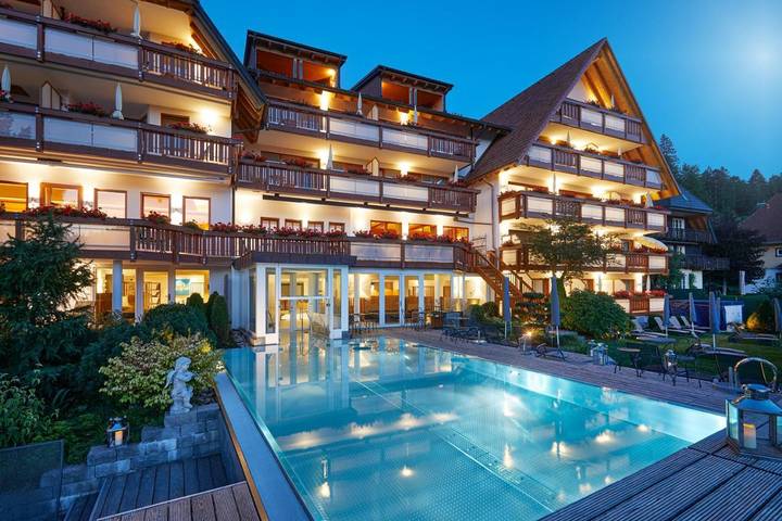 Hôtel pour 3 personnes, avec piscine et jacuzzi ainsi que jardin et sauna