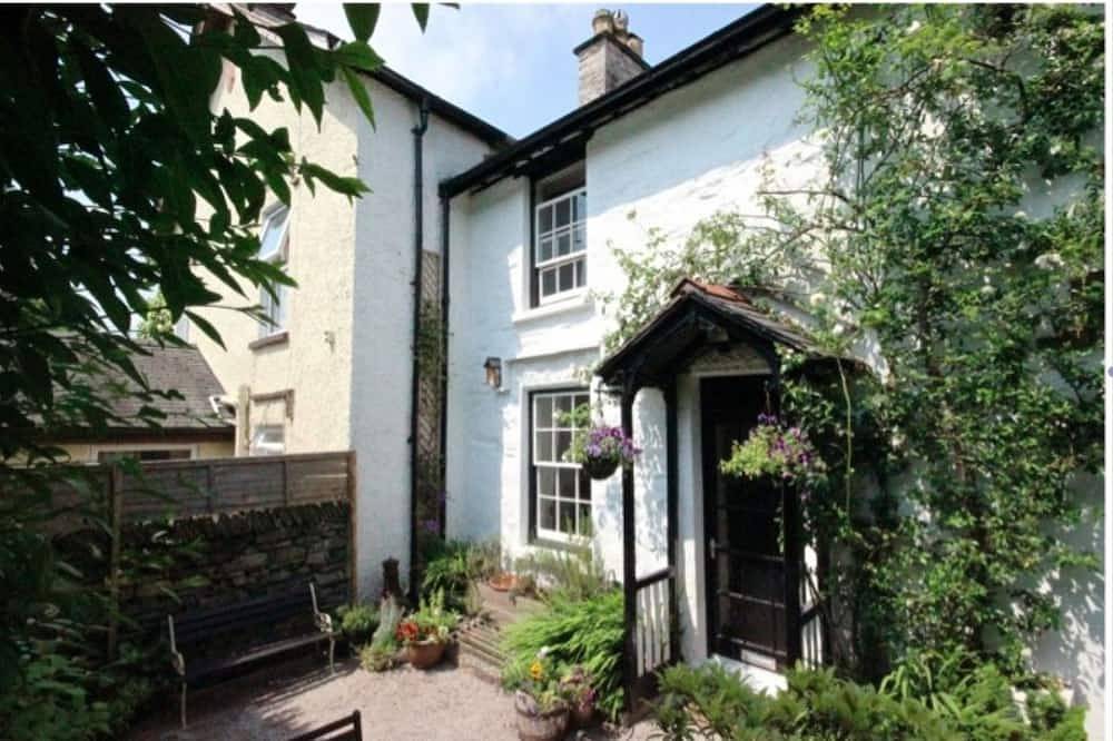Windermere Zentrum. 3 Bedroom Grade 2 Listed Cottage mit einem Holzofen in Windermere, Lake District