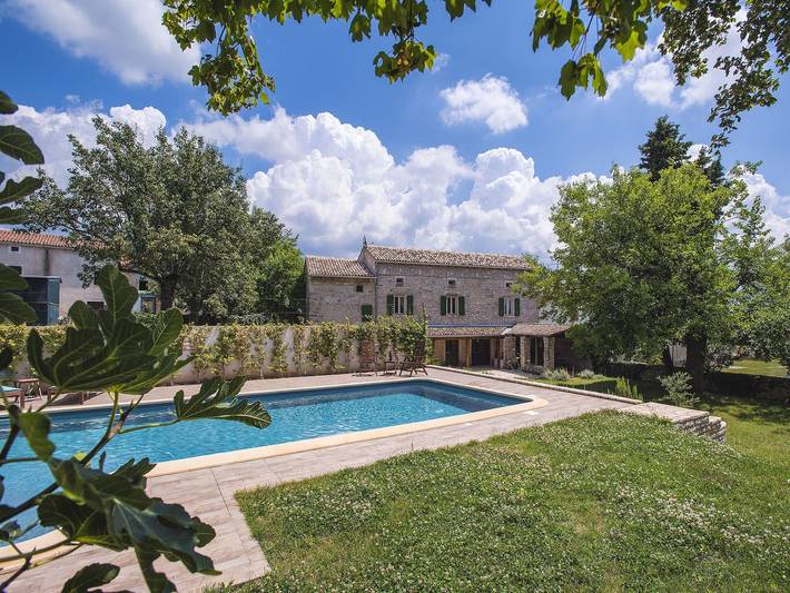 Location de vacances pour 8 personnes, avec jardin et piscine à Svetvinčenat