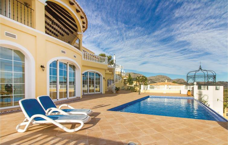 Gîte pour 6 personnes, avec terrasse ainsi que piscine et jardin, adapté aux familles à Orba - 2
