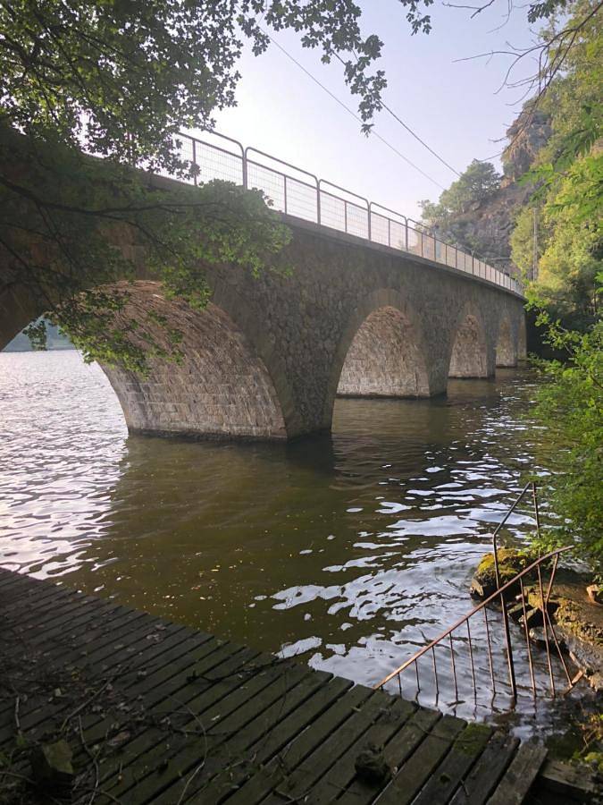 Gîte pour 2 personnes, avec vue sur le lac ainsi que vue et jardin dans Saint-Victor-sur-Loire