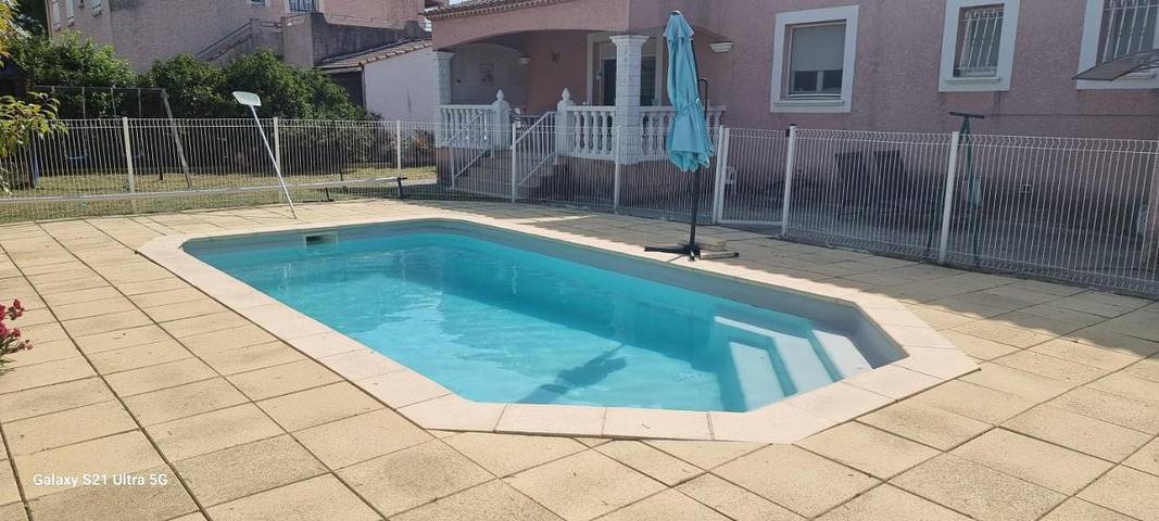 Location de vacances pour 9 personnes, avec jardin ainsi que terrasse et piscine à Saint-Hilaire-de-Brethmas
