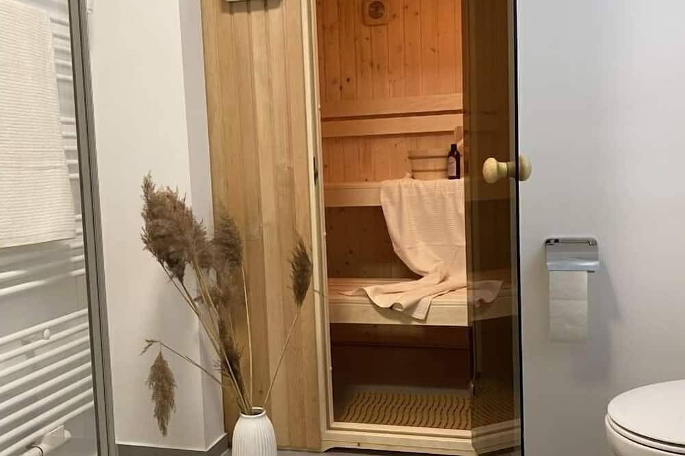 Ganze Wohnung, Großzügige Ferienwohnung mit zwei Balkonen, Sauna und spektakulärem Wasserblick in Lietzow, Bergen auf Rügen und Umgebung