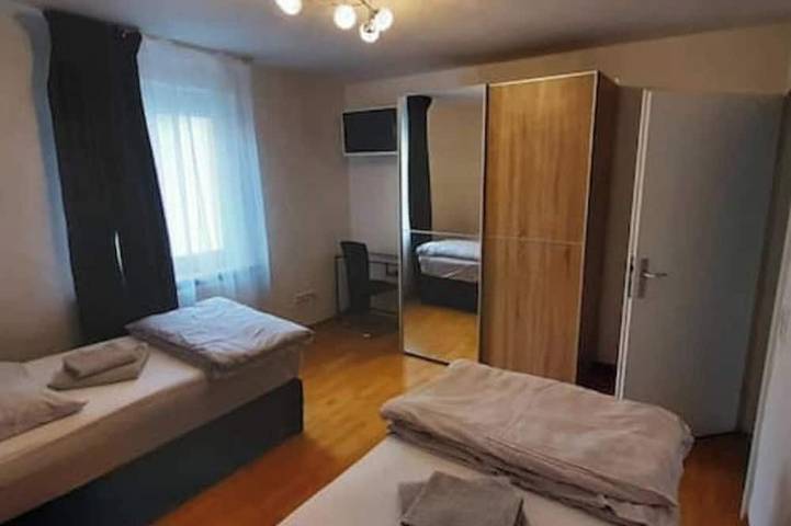 Ganze Wohnung, 3 - Zimmer Ferienwohnung - Reutlingen Heinestr og in Reutlingen, Neckar-Alb
