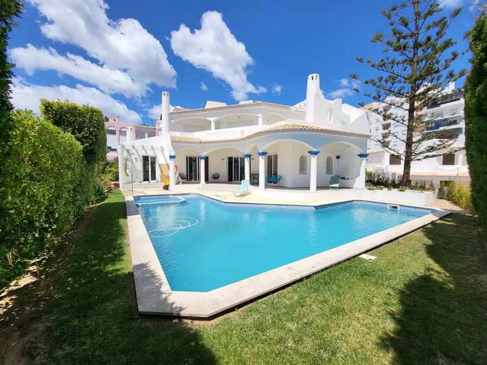 Villa voor 12 personen, with Terras and Tuin as well as Zwembad in Praia da Rocha