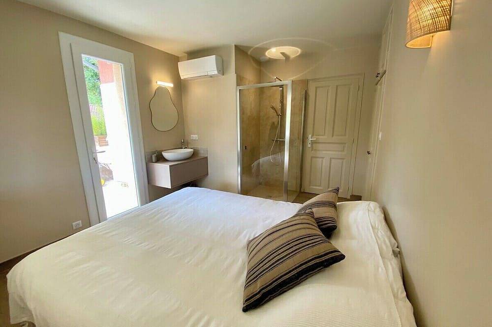 Maison Pour 12 Personnes, 5 ch, 1ha de Terrain Sans Vis-à-vis, Piscine Chauffée in Ruoms, Ardèche