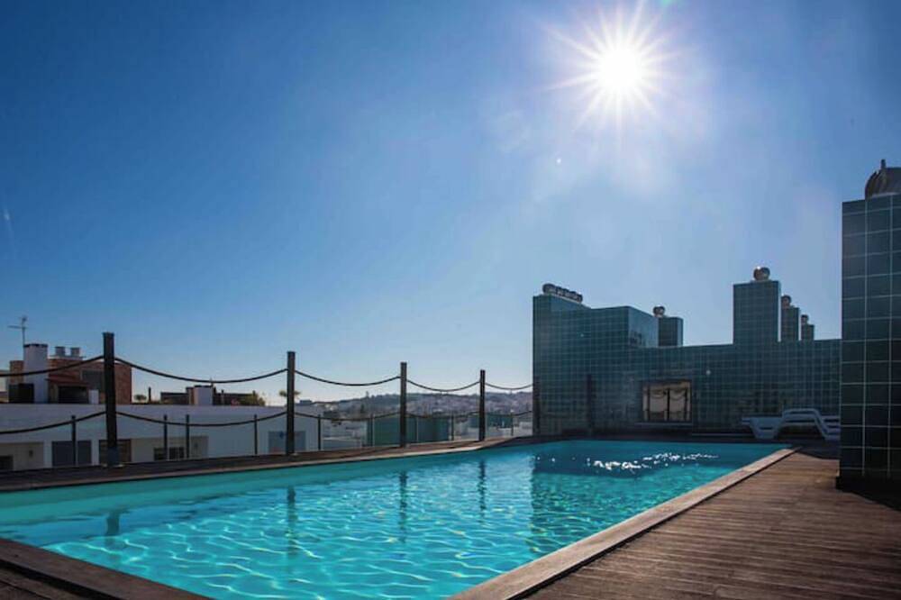 Ganze Wohnung, Modern 2Bed Rooftop Pool & Gym, Marina & Half Beach in São Sebastião, Lagos