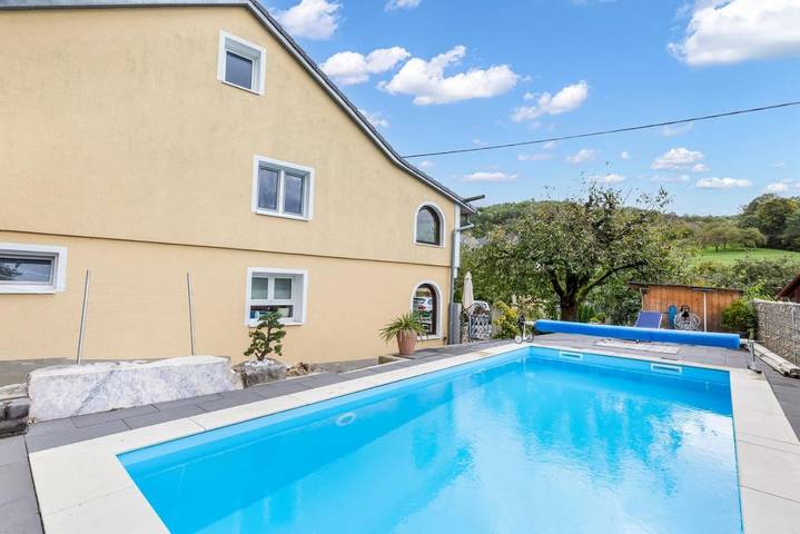 Ferienwohnung für 4 Personen, mit Terrasse und Garten sowie Pool und Ausblick in Eggolsheim