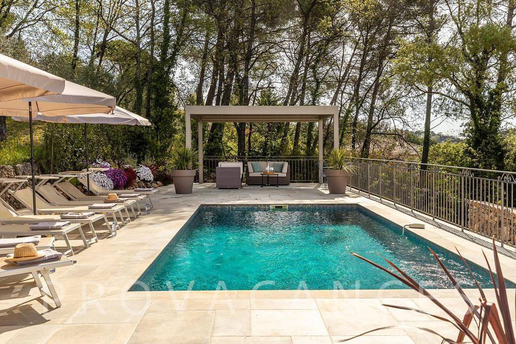Schönes Ferienhaus mit beheizter Pool und Blick in Montauroux in Montauroux, Draguignan Region