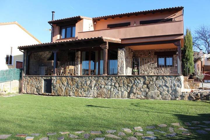 Apartamento para 8 personas, con Balcón y Terraza además de Jardín y Vistas en la Sierra de Béjar