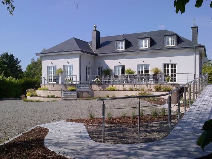 Gîte pour 18 personnes, avec Terrasse et Jardin ainsi que Piscine et Sauna dans Opont