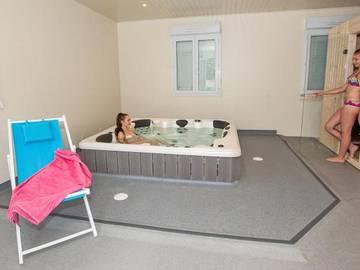 Chalet pour 6 personnes, avec bassin pour enfant ainsi que sauna et jacuzzi dans Haute-Marne