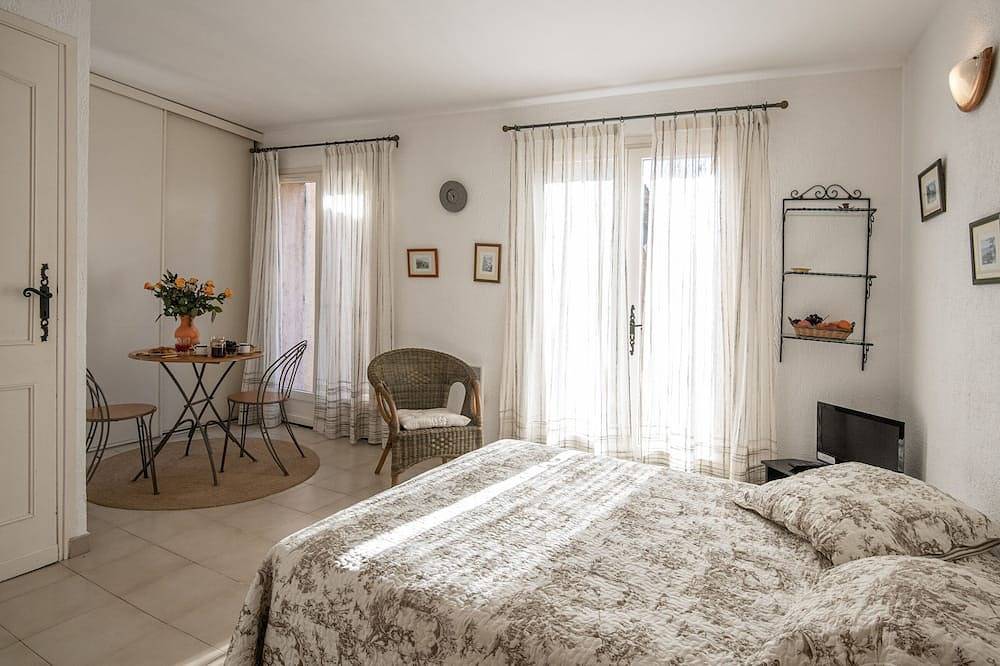 Entire apartment, Lovely 2 person studio with terrace and garden in a villa in St Paul de Vence in Saint-Paul-de-Vence, Cannes region
