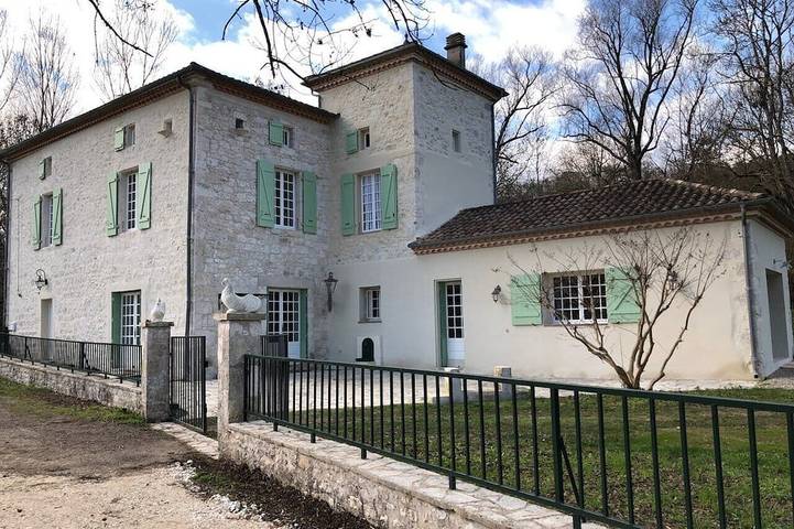 Gîte pour 21 personnes, avec Jacuzzi ainsi que Terrasse et Jardin à Roquecor