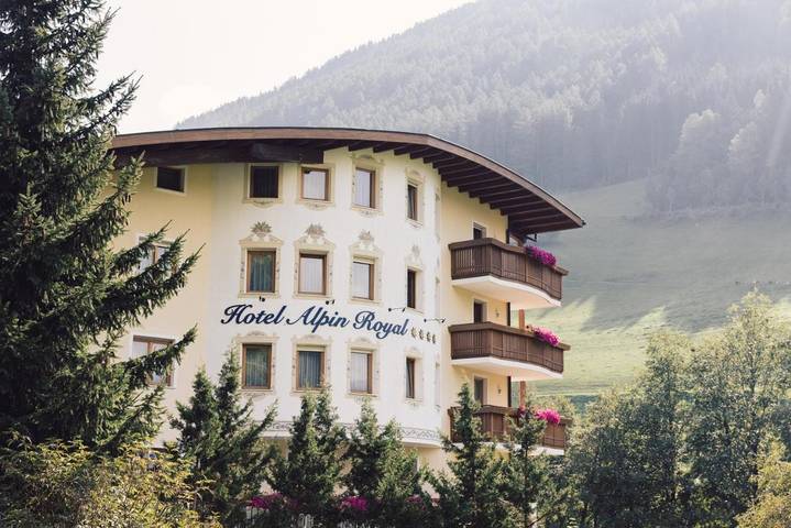 Ferienanlage für 4 Personen, mit Balkon und Terrasse sowie Whirlpool und Garten in Südtirol