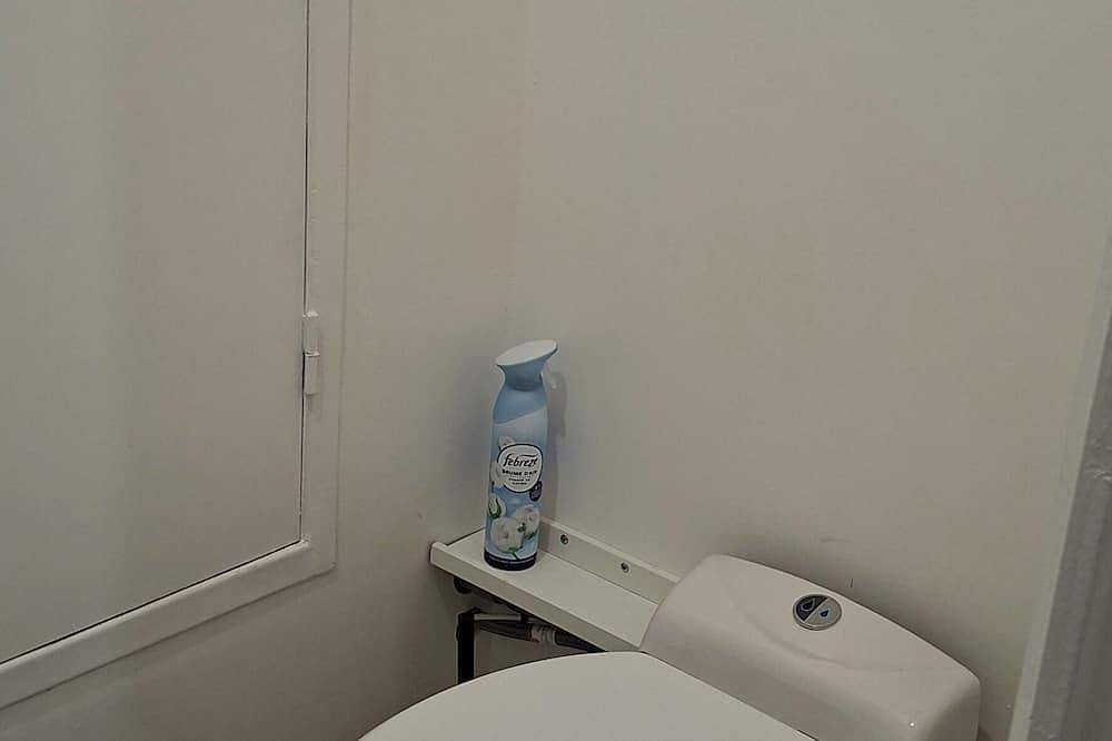 Appartement entier, Studio en rdc, parking privé, 5 min de l' autoroute et 200m du centre ville. in Bourg-lès-Valence, Région de Valence
