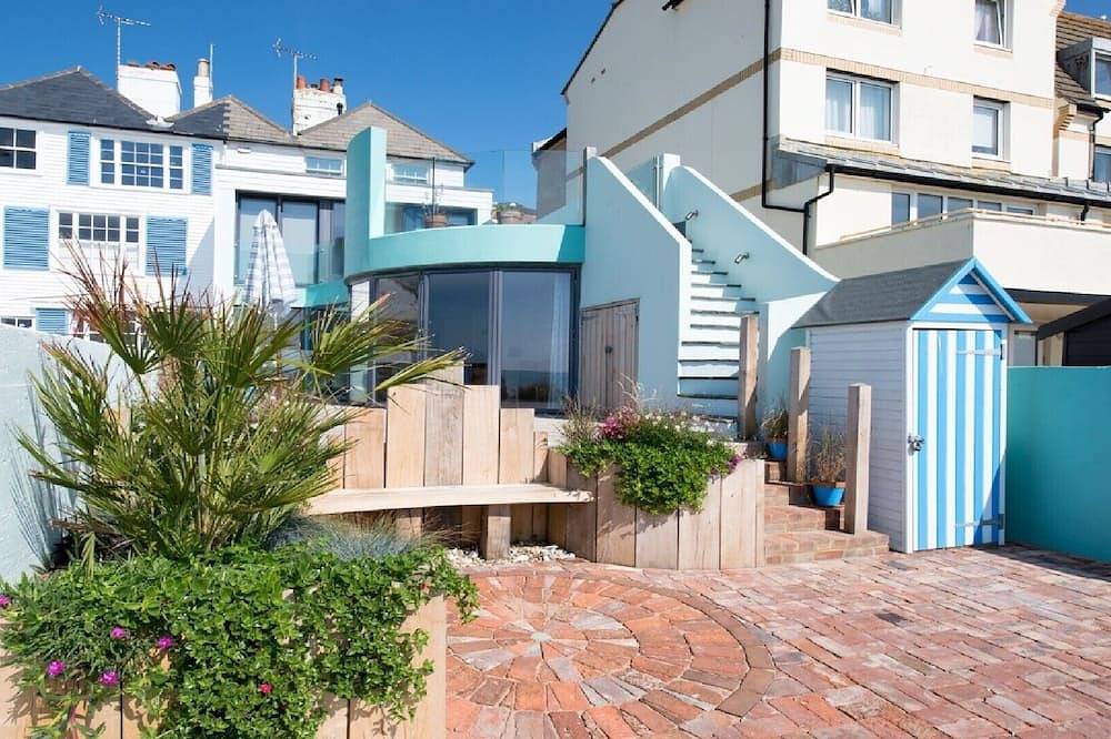 The Beach House at Sandgate    Right on the beach in Sandgate, Kent