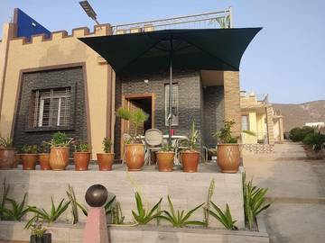 Gîte pour 5 personnes, avec jardin et vue dans Tnine Aglou