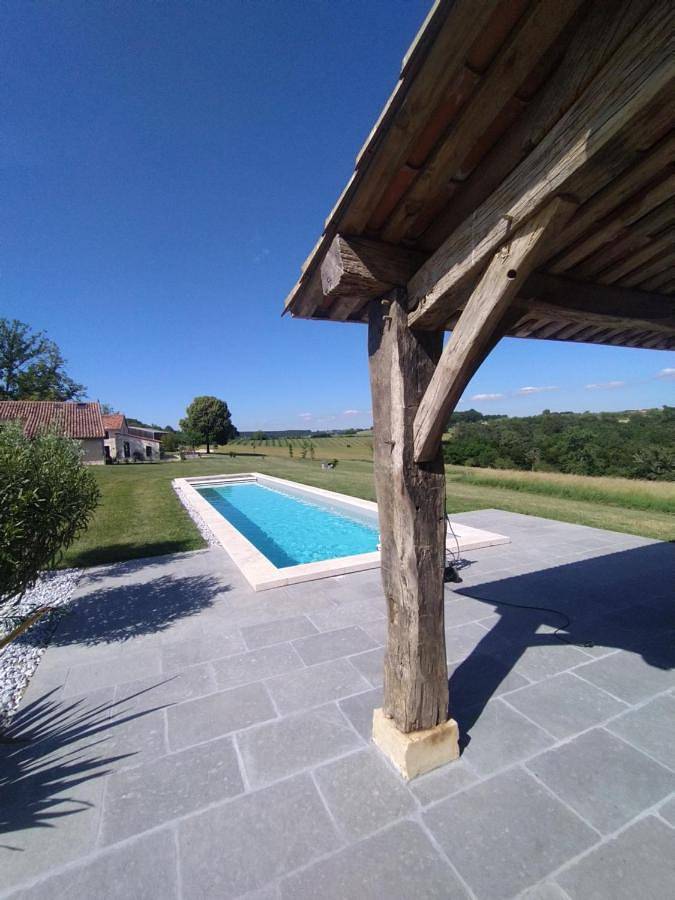 Location de vacances pour 6 personnes, avec Terrasse et Jardin ainsi que Piscine et Vue à Bussac
