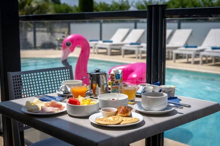 Hôtel pour 4 personnes, avec Terrasse ainsi que Jardin et Piscine
