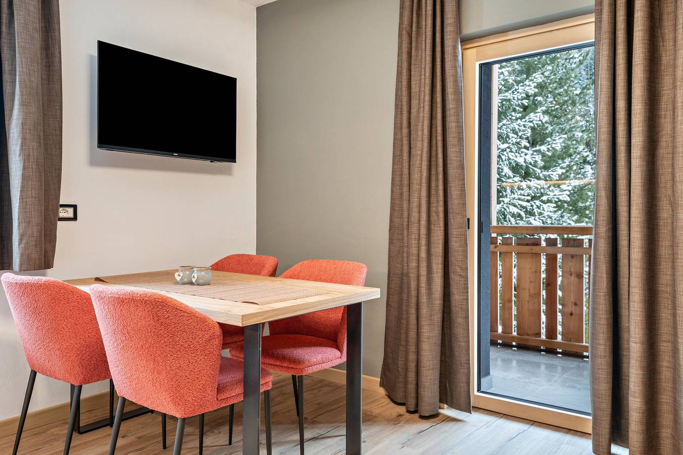 Appartamento intero, "Kamerloy Apartments - B" con vista sulle montagne, Wi-Fi, balcone e giardino in Campitello di Fassa, Dolomiti Superski