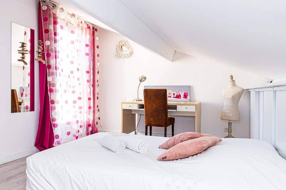 Charming house in the heart of the village La nuit étoilée in Saint-Martin-de-Crau, Arles region